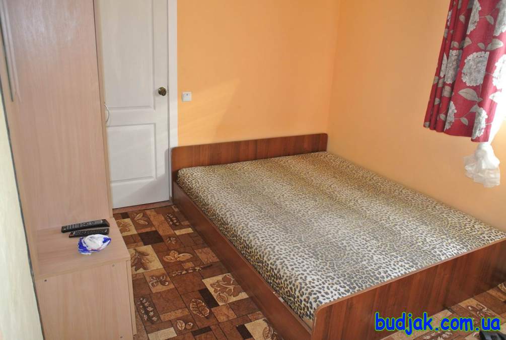 3-х местный улучшенный номер в гостевом доме отдыха «У друзей» на курорте Рассейка . 2019 год. Фото № 9790